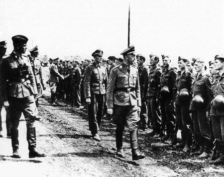 Смотр дивизии СС Викинг проводит рейхсканцлер Г Гиммлер 13 июня в - фото 1