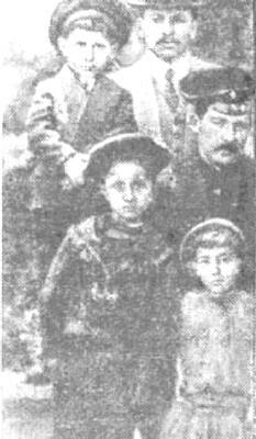 Яков Джугашвили в первом ряду слева в семье Сванидзе Село Баджи Кутаисской - фото 2