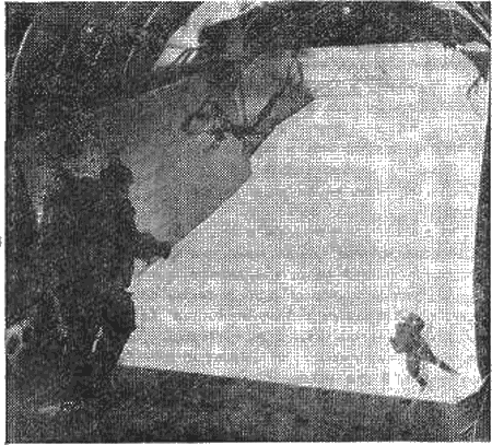 Прыжок из стратосферы Фото Л Поликашина Самолет трогается с места Справа и - фото 3