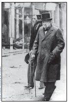 Премьер министр Великобритании Уинстон Черчилль на улице Лондона в сентябре - фото 10