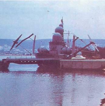 Вверху малый ракетный корабль МРК5 проект 1240 в Севастополе 1990 г - фото 59