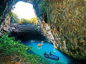 Подземное озеро имеет от 20 до 30 метров в глубину и удивительно яркий голубой - фото 6