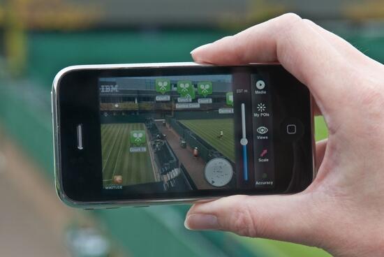 На теннисном корте если посмотреть на него сквозь экран телефона появляются - фото 2