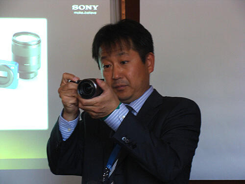 Хиби Кеничиро демонстрирует эту странную камеру Sony α с мыльничным корпусом - фото 11