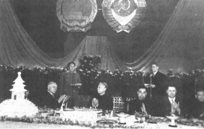 Во время визита в Китайскую Народную Республику 5 апреля 1957 года ТУ104 с - фото 27