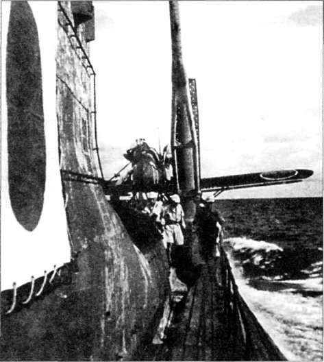 Фрагмент надстройки лодки 137 На катапульте закреплен самолет E14Y1 - фото 9