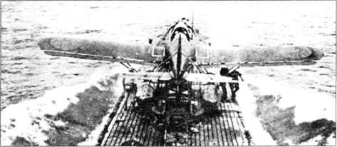 Носовая часть лодки типа В1 На катапульте самолет E14Y1 Подводная лодка - фото 10