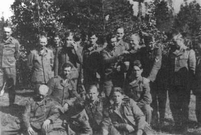 На дозвіллі в Гайделяґрі в день присяги 1943 р Другий зліва стоїть - фото 2