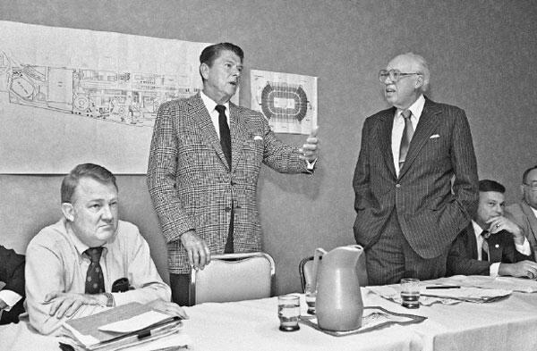 Рональд Рейган и Уильям Кейси во время предвыборной кампании 1980 года Суть - фото 1