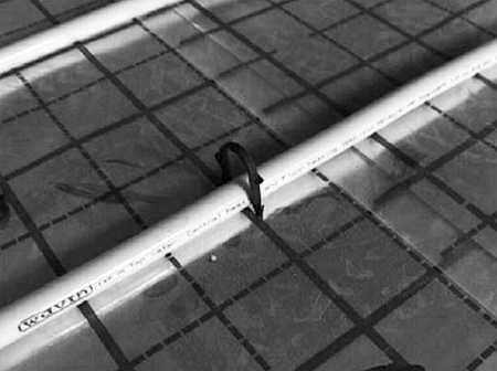 Рис 96 Труба крепится с помощью Uобразных якорей Толщина плит - фото 101