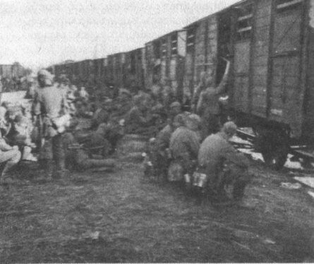 Немецкая пехота перед посадкой в эшелоны В начале 1942 года от поставок грузов - фото 1