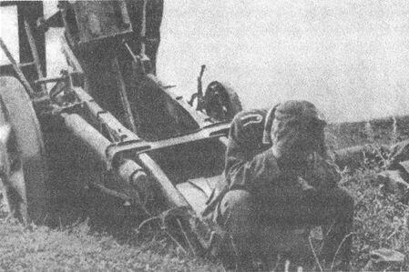Контуженый немецкий артиллерист у разбитого 150мм орудия SIG33 Дивизионный - фото 6