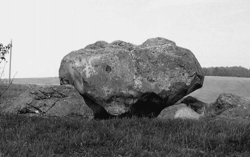 Другой известный пример это священный камень находящийся на ове Коневец у - фото 3