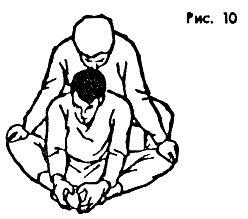 Упражнение 7 Один из партнеров сидит на полу скрестив ноги Второй партнер - фото 10
