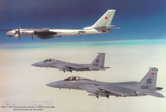 Пара F15С сопровождает над океаном советский самолетразведчик Ту95РЦ Новый - фото 1
