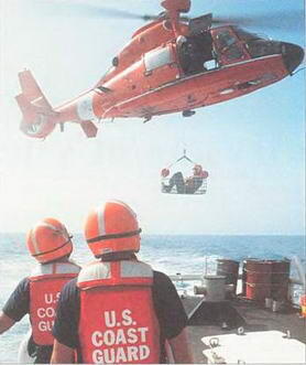 Учения по спасению людей на море Вертолет НН65А Долфин доставляет - фото 10