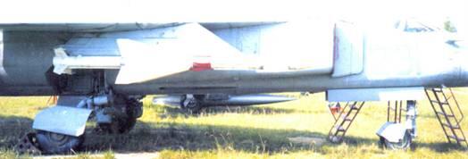 Опытный истребитель МиГ23 с ракетами Р23Р Р23Р и Р60 на подвеске - фото 105