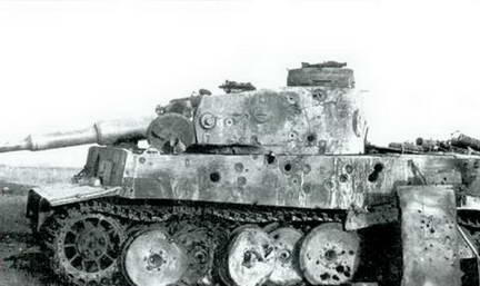 Танк Тигр расстрелянный различными типами бронебойных боеприпасов калибра - фото 13