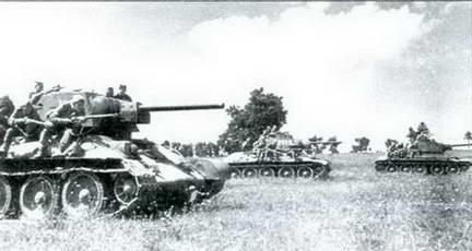 Занятия танкистов 2й танковой армии на фронте 1943 г Для усиления огневой - фото 2