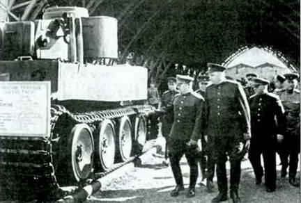 Представители командования РККА осматривают танкТигр 100 Июнь 1943 г В - фото 6