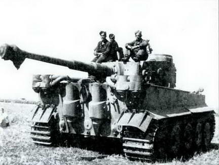 Танк Тигр одной из тяжелых танковых рот панцергренадерских дивизий СС перед - фото 7