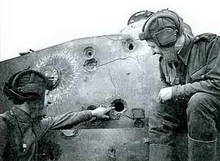 Экипаж танка Т34 рассматривает пробоину 76мм бронебойного снаряда в башне - фото 8