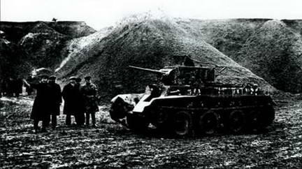Члены комиссии осматривают результаты обстрела танка 1938 г Но все же - фото 9