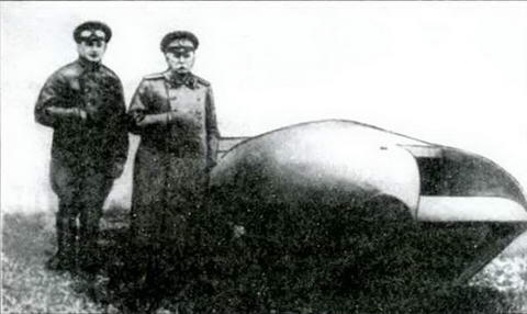 А Пороховщиков слева возле Вездехода во время испытаний 1915 г 1 4 - фото 16