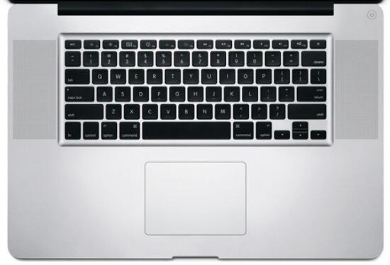 На правый торец семнадцатидюймового MacBook Pro вынесены только слот - фото 33