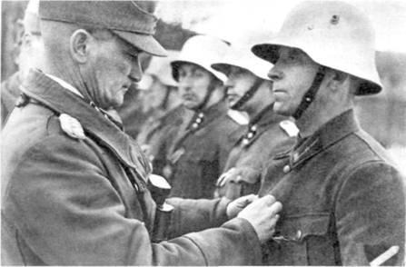 Бригадефюрер СС фон Шольц награждает штабфельдфебеля латвийской полиции 1943 - фото 8