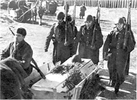 Бойцы латвийского полицейского батальона на похоронах погибшего товарища 1942 - фото 10