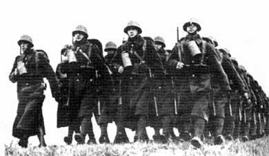 Польская пехотная рота на марше фотография сделана незадолго до войны У - фото 2
