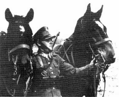 Солдат 1го полка легкой кавалерии в мундире с петлицами мирного времени - фото 5