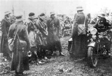 Офицеры 10й механизированной бригады во время совещания 1939 г В центре в - фото 6