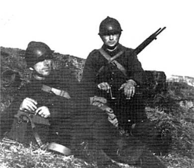 Два солдата из подразделения связи Польской отдельной горной бригады отдыхают - фото 13