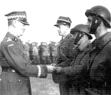 Генерал В Сикорский лидер польского правительства в изгнании вручает награды - фото 15