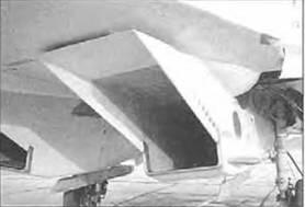 Левый воздухозаборник Пусковые устройство ДПУ73 АКУ470 под фюзеляжем - фото 19
