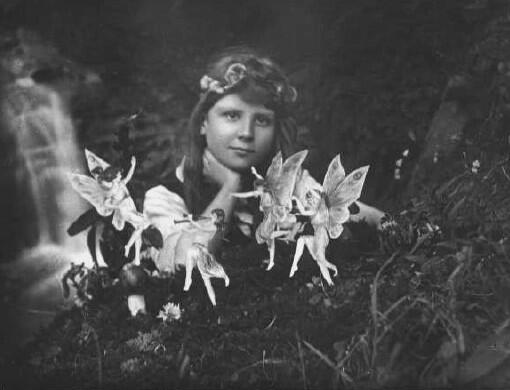 А ФРЕНСИС И ФЕИ Фотография сделана Элси Ясный солнечный день в июле 1917 - фото 4