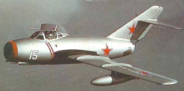 Советский истребитель МиГ15 После воздушного парада над Красной площадью по - фото 1