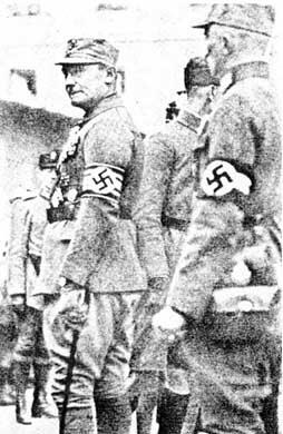Герман Геринг в серой форме со знаками различия командира СА на нарукавной - фото 6