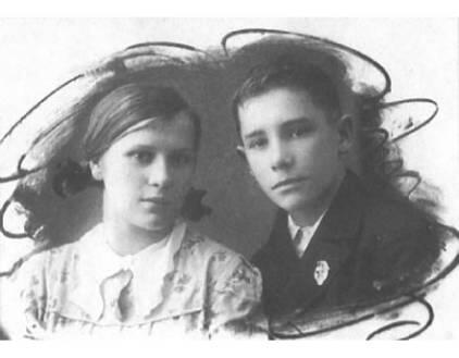 С братом Виктором В родном доме на улице Чернышевского 30 июня 1937 г - фото 7