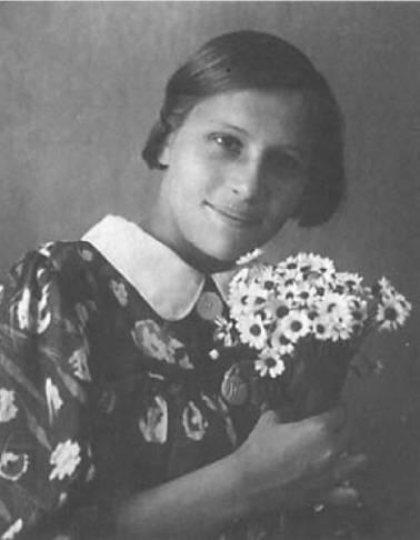 В родном доме на улице Чернышевского 30 июня 1937 г Ирине Дрягиной от - фото 8