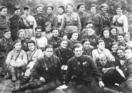 Летный состав полка 1942 г Ночные ведьмы при свете дня Слева направо - фото 25