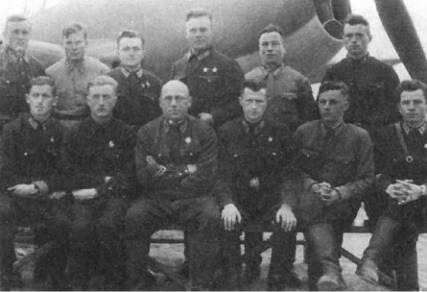 Командир 45го 100го гвардейского полка И М Дзусов со своими летчиками На - фото 35