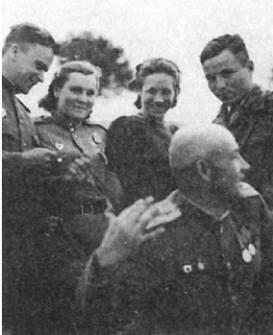 Слева начальник разведки дивизии Новицкий справа парашютоукладчица Маркина - фото 43