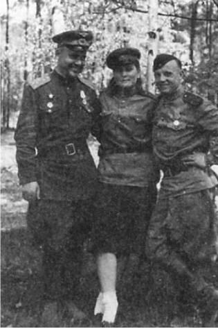 Победа И Дрягина в 104м гвардейском авиаполку Слева Мирошниченко справа - фото 44