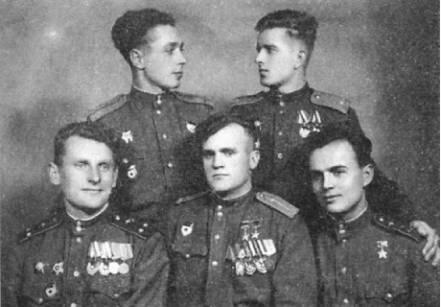 Германия Дни Победы Дважды Герой Советского Союза Н Д Гулаев в первом ряду - фото 45