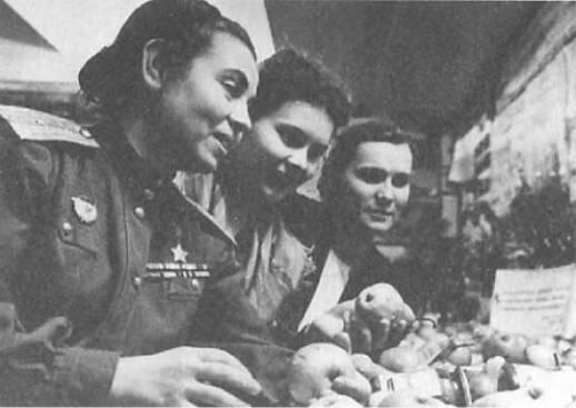 На выставке плодов в Министерстве сельского хозяйства СССР Слева направо - фото 46