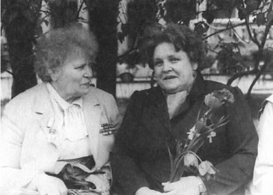 И В Дрягина с подругой Верой Васильевной Трофимовой 1997 г В кабинете А - фото 56