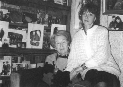 В кабинете А И Покрышкина М К Покрышкина слева с аспиранткой И В - фото 57